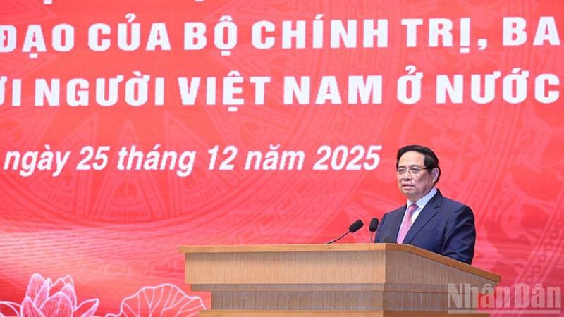 Премьер-министр Фам Минь Тьинь выступает на конференции. Фото: Чан Хай