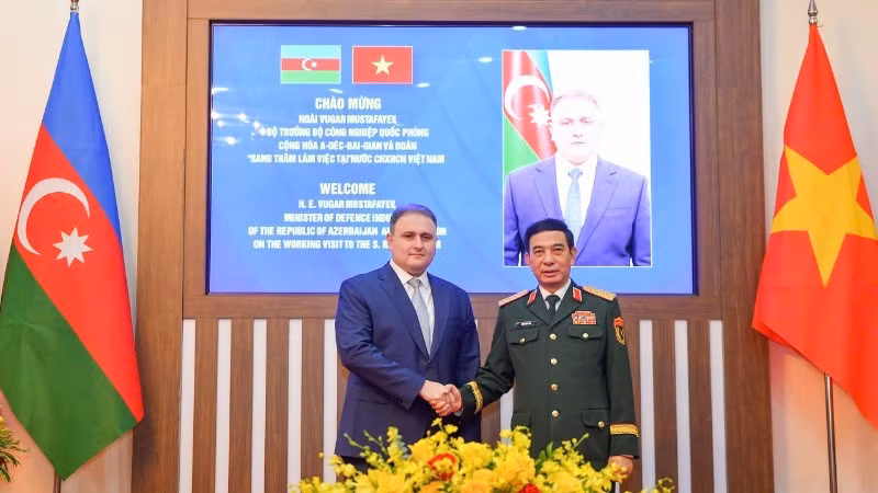 Генерал армии Фан Ван Зянг и Министр оборонной промышленности Азербайджана Вугар Валех оглы Мустафаев. Фото: Тхэ Дай