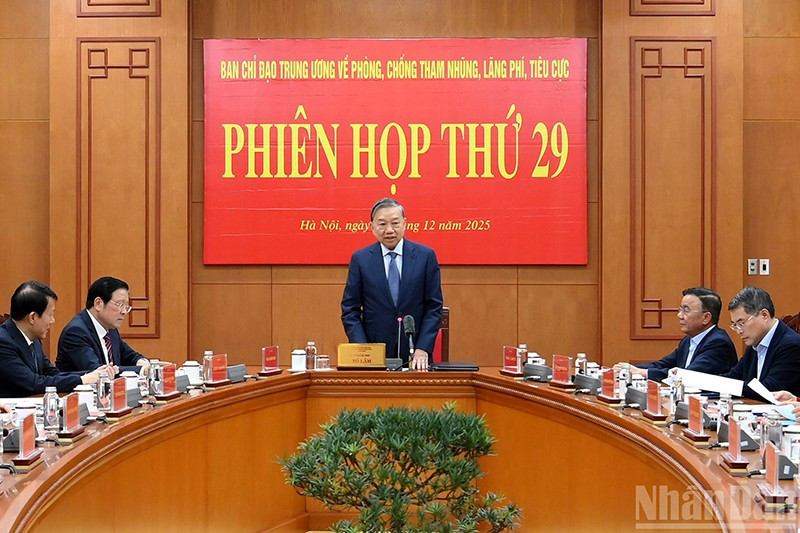 Генеральный секретарь ЦК КПВ То Лам выступает на заседании. Фото: Данг Кхоа