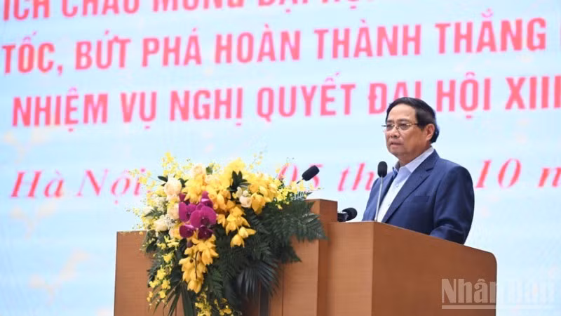 Премьер-министр Фам Минь Тьинь выступает на церемонии. Фото: Чан Хай