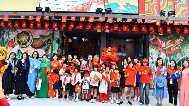 Учители и учащиеся школы «Бамбук» на программе. 