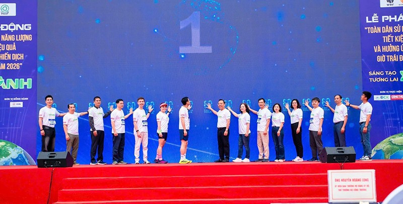 Делегаты нажимают кнопку в знак запуска кампании «Час Земли» 2026 года.