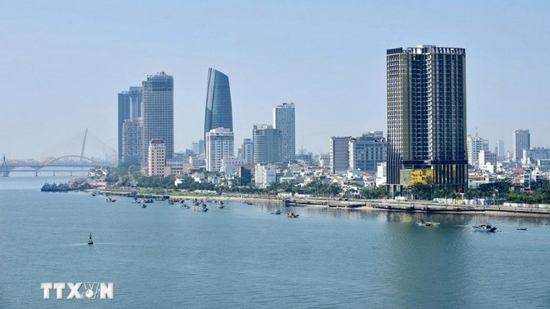 Многие частные предприятия инвестируют в Дананге в сферы услуг и недвижимости. Фото: ВИА