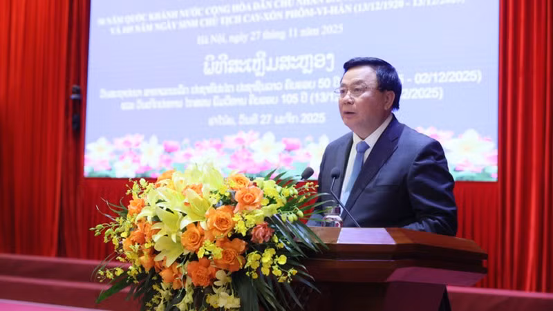 Директор Государственной политической академии имени Хо Ши Мина Нгуен Суан Тханг выступает на церемонии. 