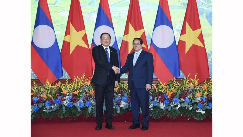Премьер-министр Фам Минь Тьинь и Премьер-министр Лаоса Сонексай Сипхандон.