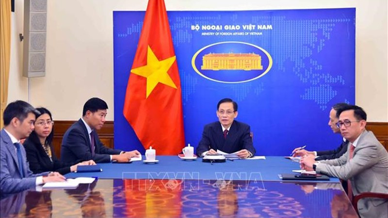 Министр иностранных дел Ле Хоай Чунг проводит телефонный разговор с Министром иностранных дел Лаоса. Фото: ВИА