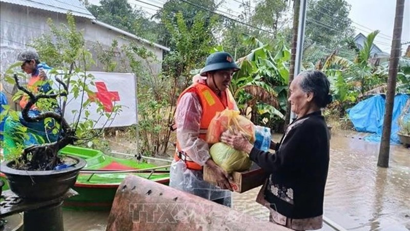 Силы оказывают помощь населению, пострадавшему от дождей и наводнений, в городе Хюэ. Фото: ВИА