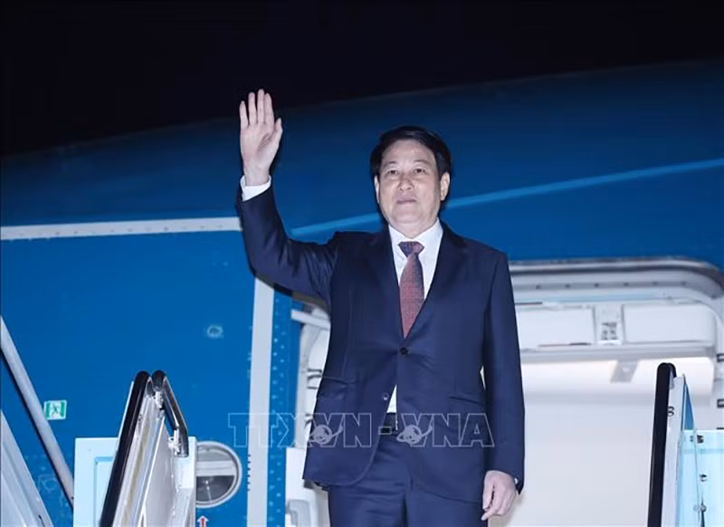 Президент Лыонг Кыонг в аэропорту Пусан. Фото: ВИА