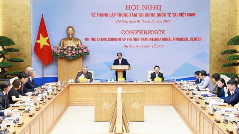 Премьер-министр Фам Минь Тьинь председательствует на конференции.