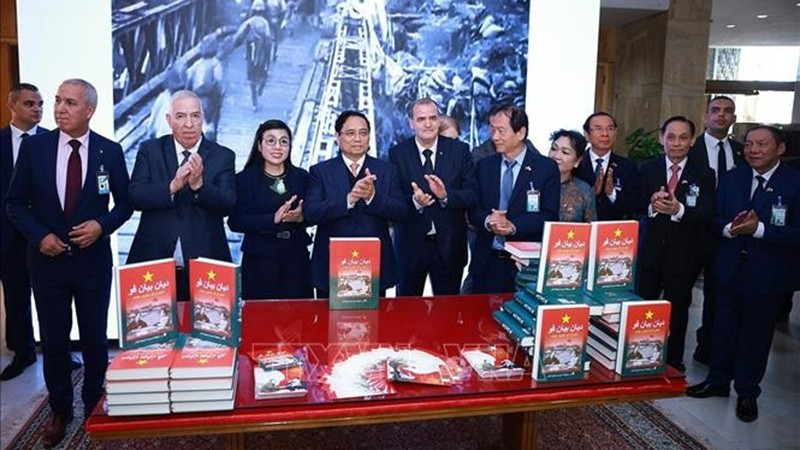 Премьер-министр Фам Минь Тьинь и его супруга присутствуют на церемонии презентации арабоязычного издания книги «Дьенбьенфу». Фото: ВИА