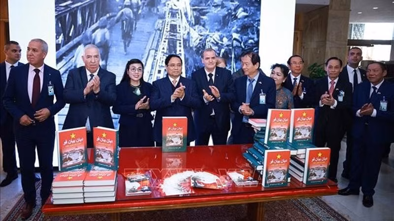 Премьер-министр Фам Минь Тьинь и его супруга присутствуют на церемонии презентации арабоязычного издания книги «Дьенбьенфу». Фото: ВИА