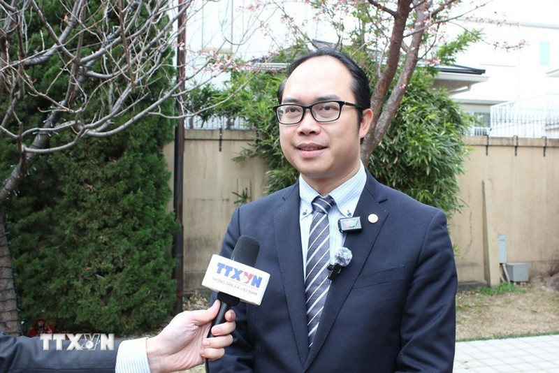 Нгуен Хонг Шон, Председатель Союза вьетнамских обществ в Японии, отвечает на вопросы корреспондента ВИА. Фото: ВИА