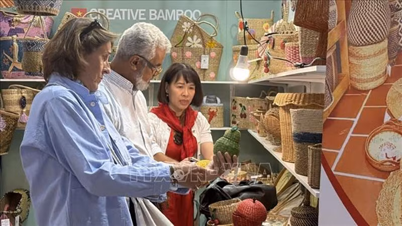 Посетители знакомятся с вьетнамскими продуктами. Фото: ВИА