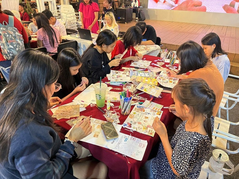 Молодёжь с интересом участвует в мероприятиях на улице книги Нгуен Ван Бинь. Фото: ttbc-hcm.gov.vn