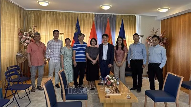 Вьетнамские шахматисты и представители Посольства Вьетнама в Швейцарии. Фото: ВИА