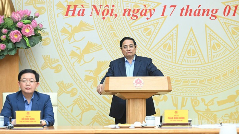 Премьер-министр Фам Минь Тьинь выступает на заседании. Фото: Чан Хай