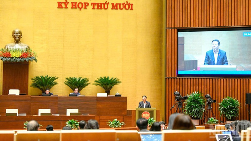 Министр строительства Чан Хонг Минь разъясняет ряд вопросов, поднятых депутатами НС на заседании во второй половине дня 28 ноября. Фото: Зюи Линь