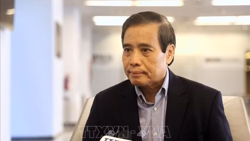 Профессор Ву Минь Кхыонг отвечает на вопросы корреспондента ВИА в Сингапуре. Фото: ВИА