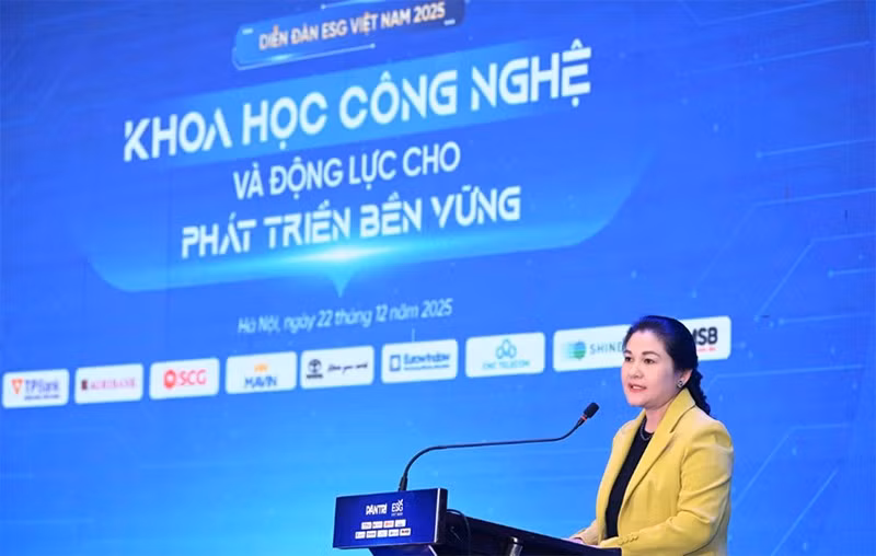 Заместитель министра внутренних дел Нгуен Тхи Ха выступает на форуме. Фото: dantri.com.vn