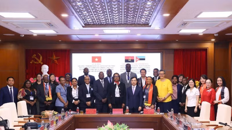 Руководители и менеджеры МПЛА и ФРЕЛИМО, а также кадровые работники, преподаватели Государственной политической академии имени Хо Ши Мина на церемонии закрытия программы.