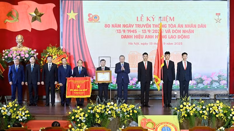 Генеральный секретарь ЦК КПВ То Лам вручает звание «Герой Труда» Верховному народному суду. Фото: Данг Кхоа
