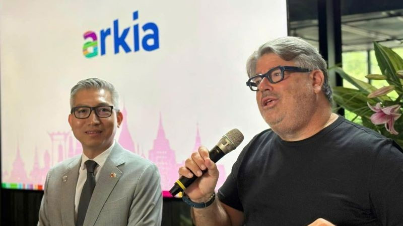 Посол Вьетнама в Израиле Ли Дык Чунг (слева) на церемонии объявления об открытии авиарейса между Тель-Авивом и Ханоем. Фото: Посольство Вьетнама в Израиле