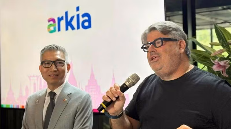 Посол Вьетнама в Израиле Ли Дык Чунг (слева) на церемонии объявления об открытии авиарейса между Тель-Авивом и Ханоем. Фото: Посольство Вьетнама в Израиле