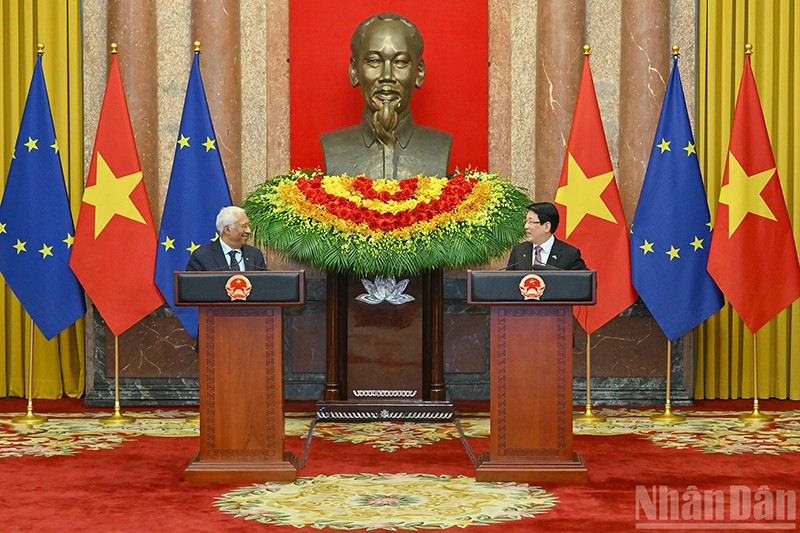 Президент Лыонг Кыонг и Председатель Европейского совета Антониу Кошта информируют о результатах переговоров. Фото: ВИА