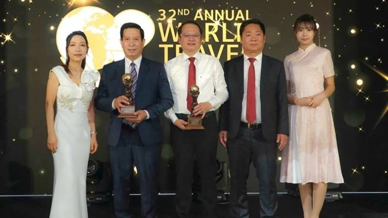 Руководители Национального парка Фонгня-Кебанг получают трофеи World Travel Awards.