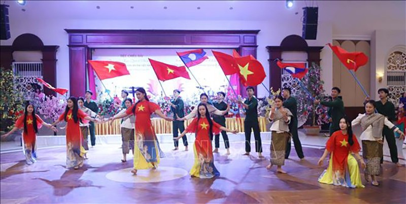 Художественный номер, воспевающий вьетнамско-лаосскую солидарность. Фото: ВИА