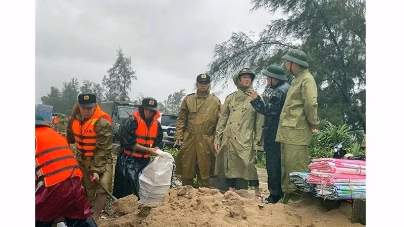 Заместитель Премьер-министра Чан Хонг Ха (второй справа) проверяет меры по реагированию на тайфун Каджики в провинции Хатинь. Фото: ВИА