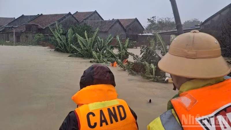 Продолжительные сильные дожди являются причиной масштабных наводнений во многих центральных провинциях и городах.