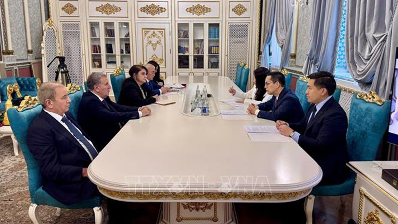 Рабочая делегация VASS работает в НАНА. Фото: ВИА