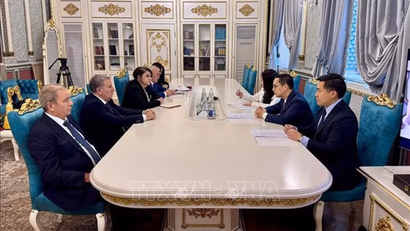 Рабочая делегация VASS работает в НАНА. Фото: ВИА