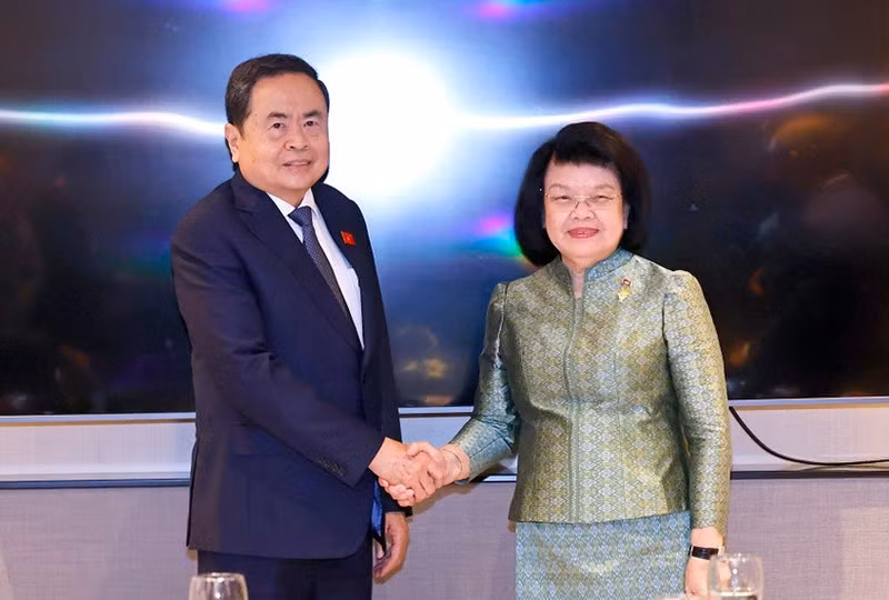 Председатель НС Вьетнама Чан Тхань Ман и Председатель НА Камбоджи Кхуон Судари. Фото: ВИА