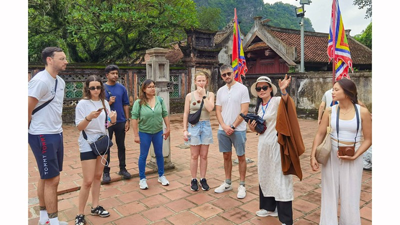 Иностранные туристы осматривают исторический памятник — храм королей Динь и Ле в древней столице Хоалы (провинция Ниньбинь). Фото: ВИА