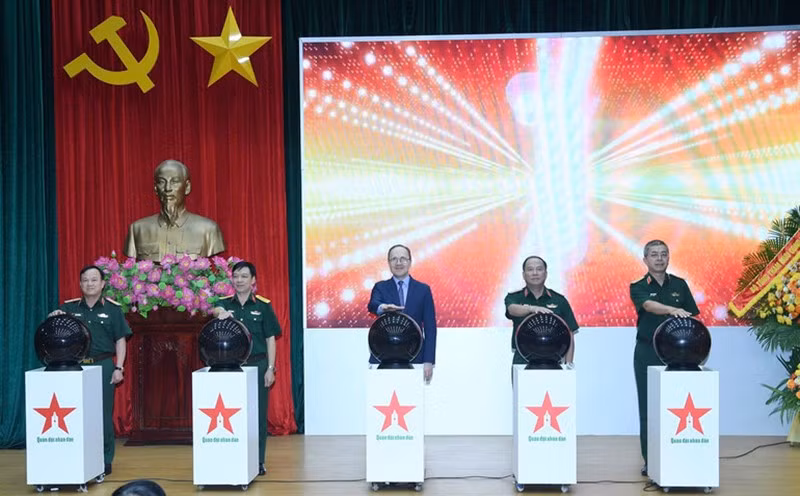 Делегаты нажимают кнопку в знак презентации электронной версии газеты «Народная армия» на русском языке. Фото: qdnd.vn