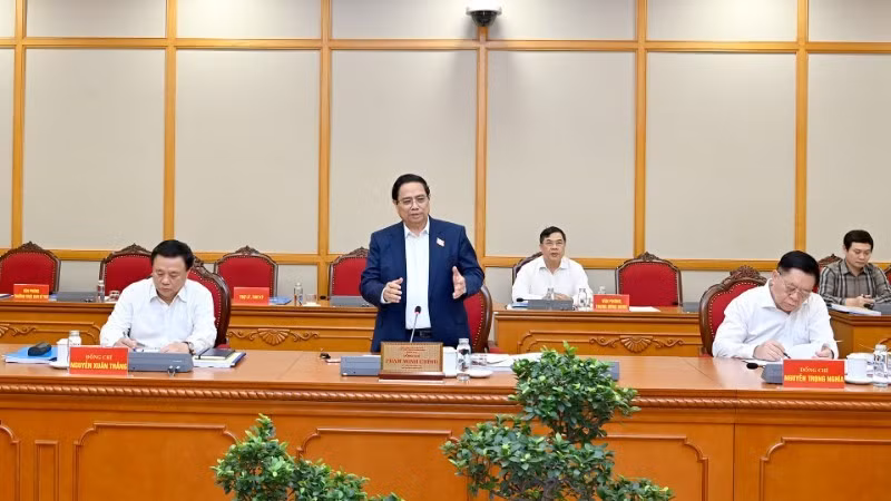 Премьер-министр Фам Минь Тьинь выступает на рабочей встрече с представителями постоянных бюро парткомов провинций Шонла и Тханьхоа. Фото: Данг Кхоа