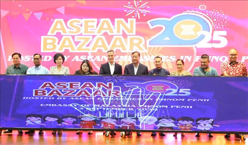 Вице-премьер, Министр иностранных дел и международного сотрудничества Камбоджи Прак Сокхон (5-й справа), послы и представители посольств стран АСЕАН в Камбодже проводят церемонию открытия базара. Фото: ВИА