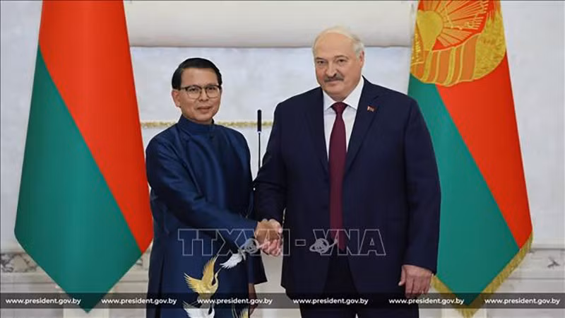 Посол Вьетнама в Беларуси Нгуен Ван Чунг и Президент Беларуси Александр Лукашенко. Фото: ВИА