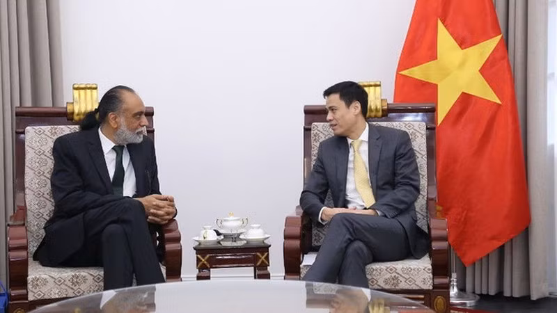 Заместитель министра иностранных дел Данг Хоанг Зянг принимает г-на Амандипа Сингха Гилла. Фото: МИД Вьетнама