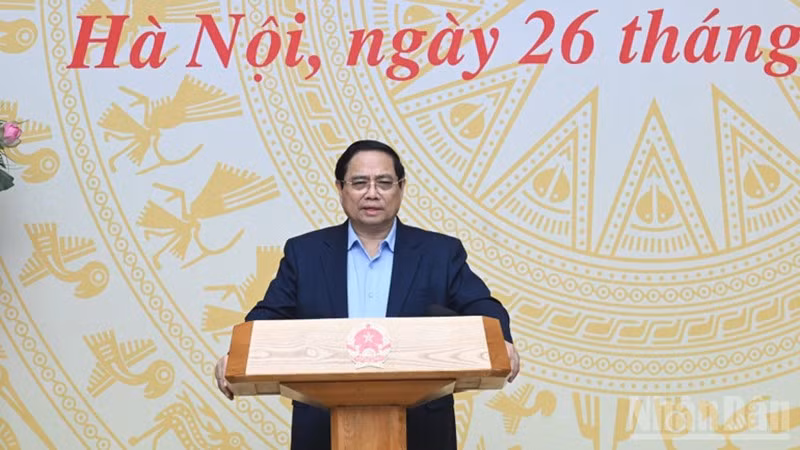 Премьер-министр Фам Минь Тьинь выступает на заседании. Фото: Чан Хай