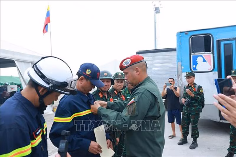 vna-potal-dong-dat-tai-venezuela-doan-cuu-nan-cuu-ho-viet-nam-duoc-trao-tang-huy-chuong-anh-hung-venezuela-stand-1.jpg