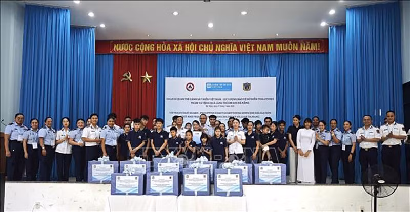 vna-potal-giao-luu-si-quan-tre-canh-sat-bien-viet-nam-va-luc-luong-bao-ve-bo-bien-philippines-stand-1.jpg