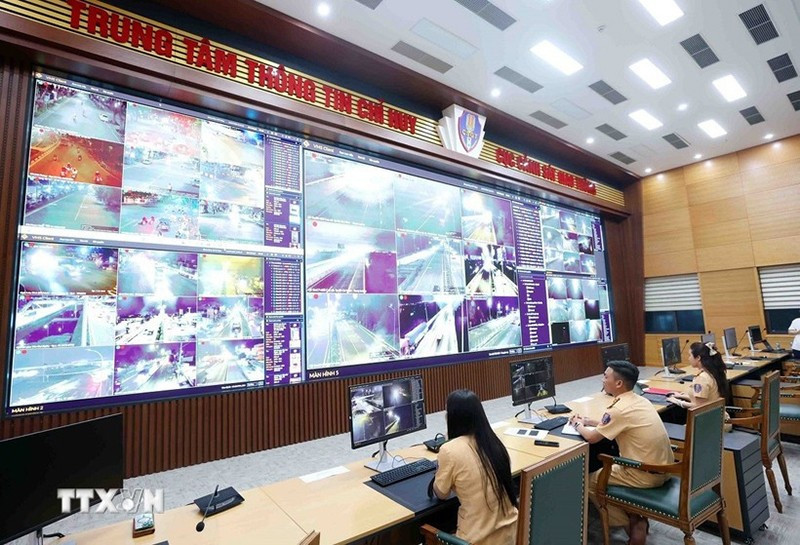 Кадры и бойцы дорожной полиции осуществляют круглосуточный мониторинг дорожного движения с помощью ИИ-камер в Информационно-командном центре Департамента дорожной полиции Министерства общественной безопасности Вьетнама. Фото: ВИА