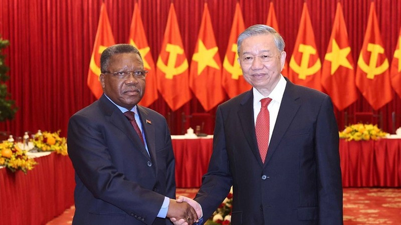 Генеральный секретарь ЦК КПВ То Лам принимает члена Политбюро Народного движения за освобождение Анголы (МПЛА) Жорже Иносениу Домболу, прибывшего для участия в торжественном мероприятии по случаю 50-летия освобождения Южного Вьетнама и воссоединения страны (29 апреля 2025 года). Фото: ВИА