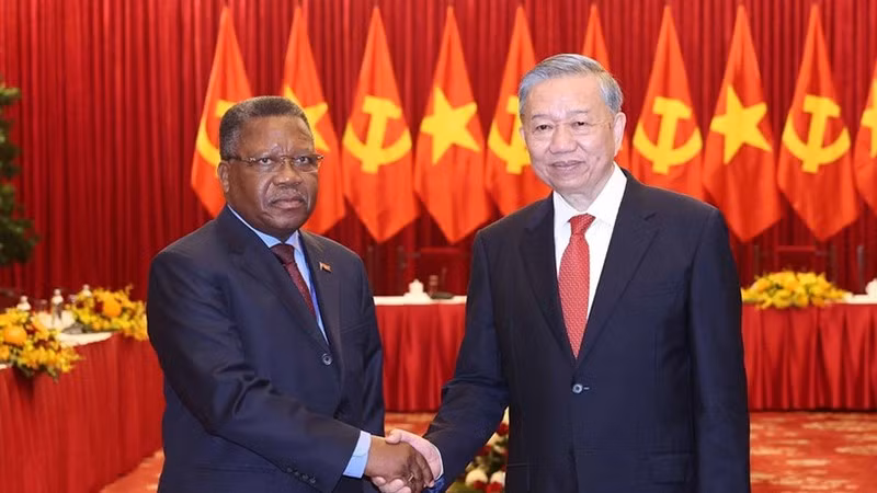 Генеральный секретарь ЦК КПВ То Лам принимает члена Политбюро Народного движения за освобождение Анголы (МПЛА) Жорже Иносениу Домболу, прибывшего для участия в торжественном мероприятии по случаю 50-летия освобождения Южного Вьетнама и воссоединения страны (29 апреля 2025 года). Фото: ВИА