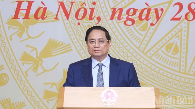 Премьер-министр Фам Минь Тьинь выступает на заседании. Фото: Чан Хай