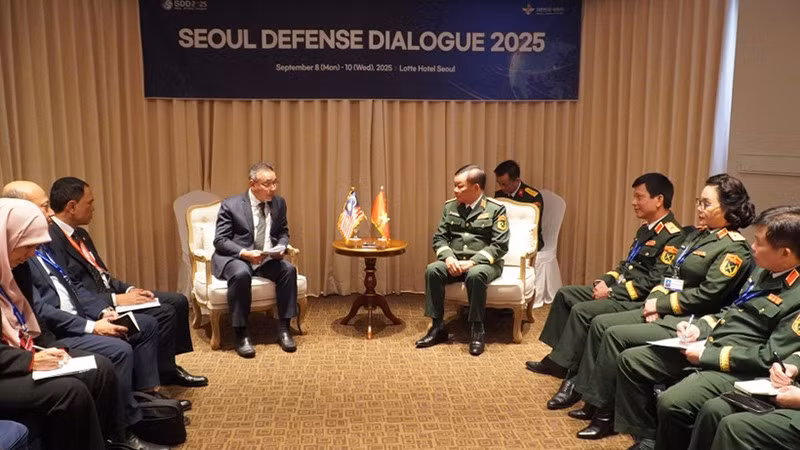 Генерал-полковник Хоанг Суан Тьиен и Заместитель министра обороны Малайзии Адли Захари. 