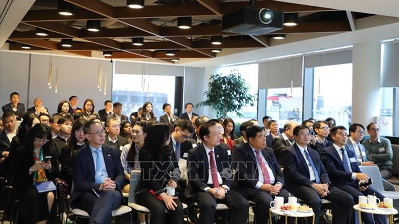 Вице-премьер Нгуен Тьи Зунг принимает участие в форуме «Продвижение инноваций и развитие стратегических технологических отраслей во Вьетнаме: Опыт Великобритании». Фото: ВИА